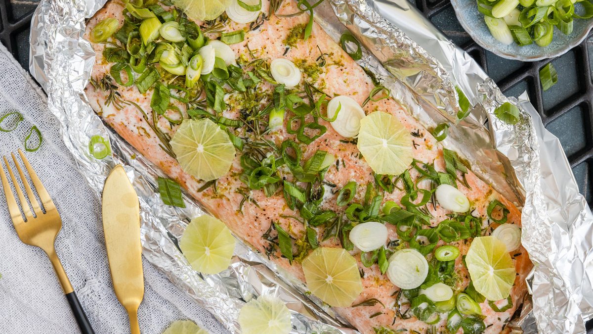 Lachs in Alufolie grillen | Rezept - eat.de