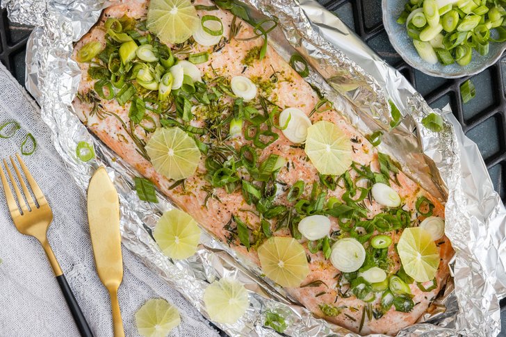 Lachs in Alufolie grillen