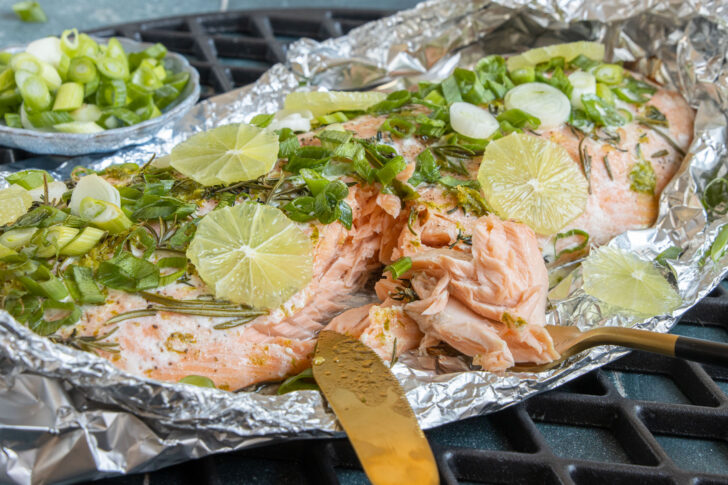 Lachs in Alufolie grillen