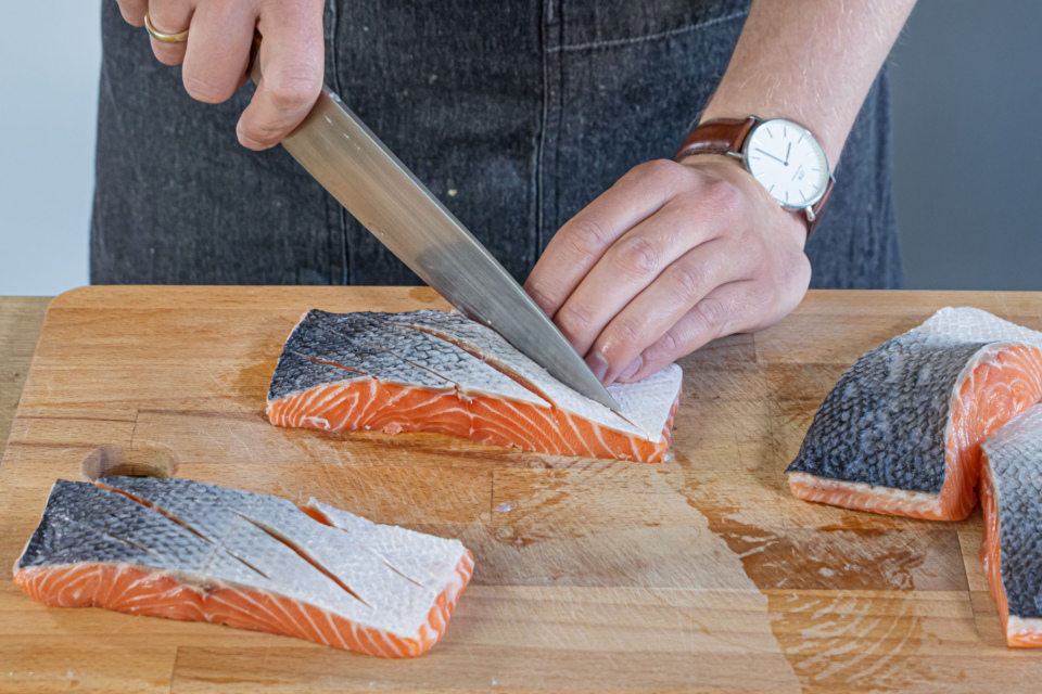 Lachs mit Haut braten: so knusprig & so saftig