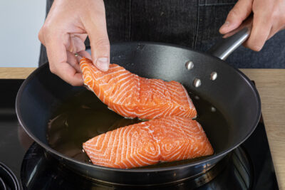 Lachs mit Haut braten