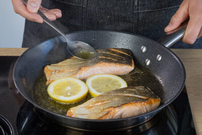 Lachs mit der Butter übergießen