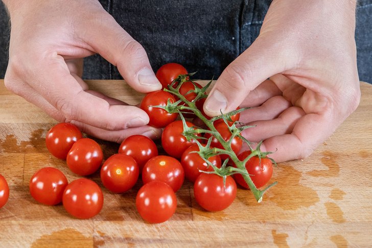 Tomaten von Rispen entfernen