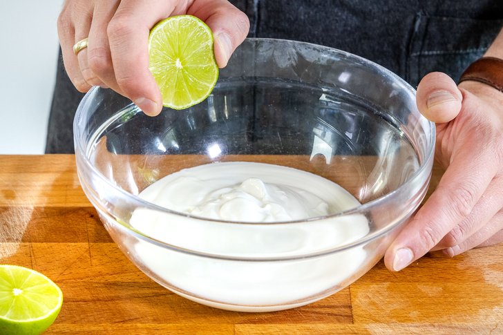 Limette ausdrücken