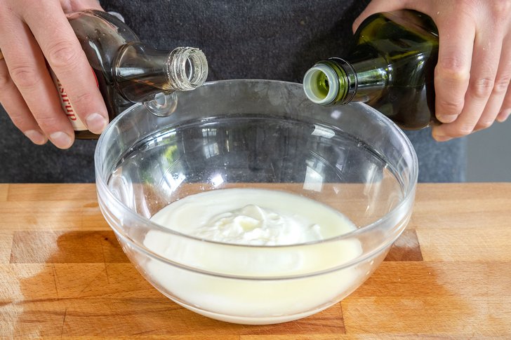 Olivenöl und Ahornsirup dzugeben