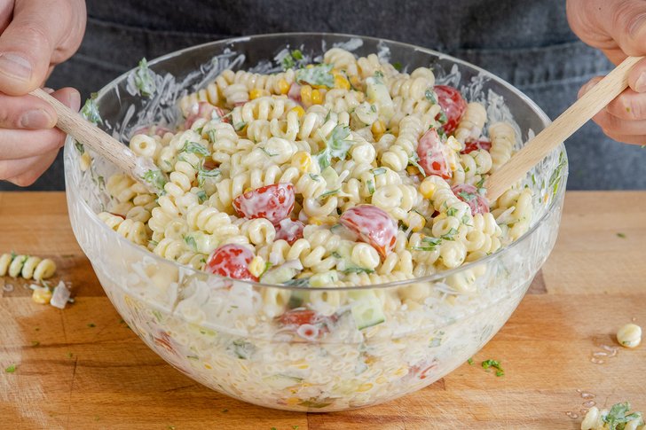 Leichter Nudelsalat mit Joghurt-Dressing verrühren