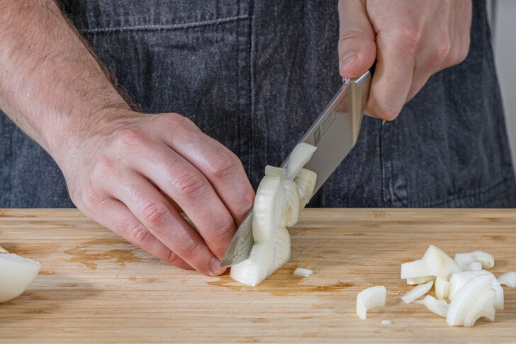 Zwiebel würfeln