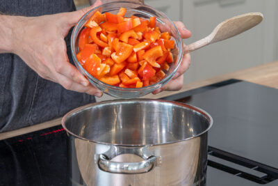 Paprika in den Topf geben