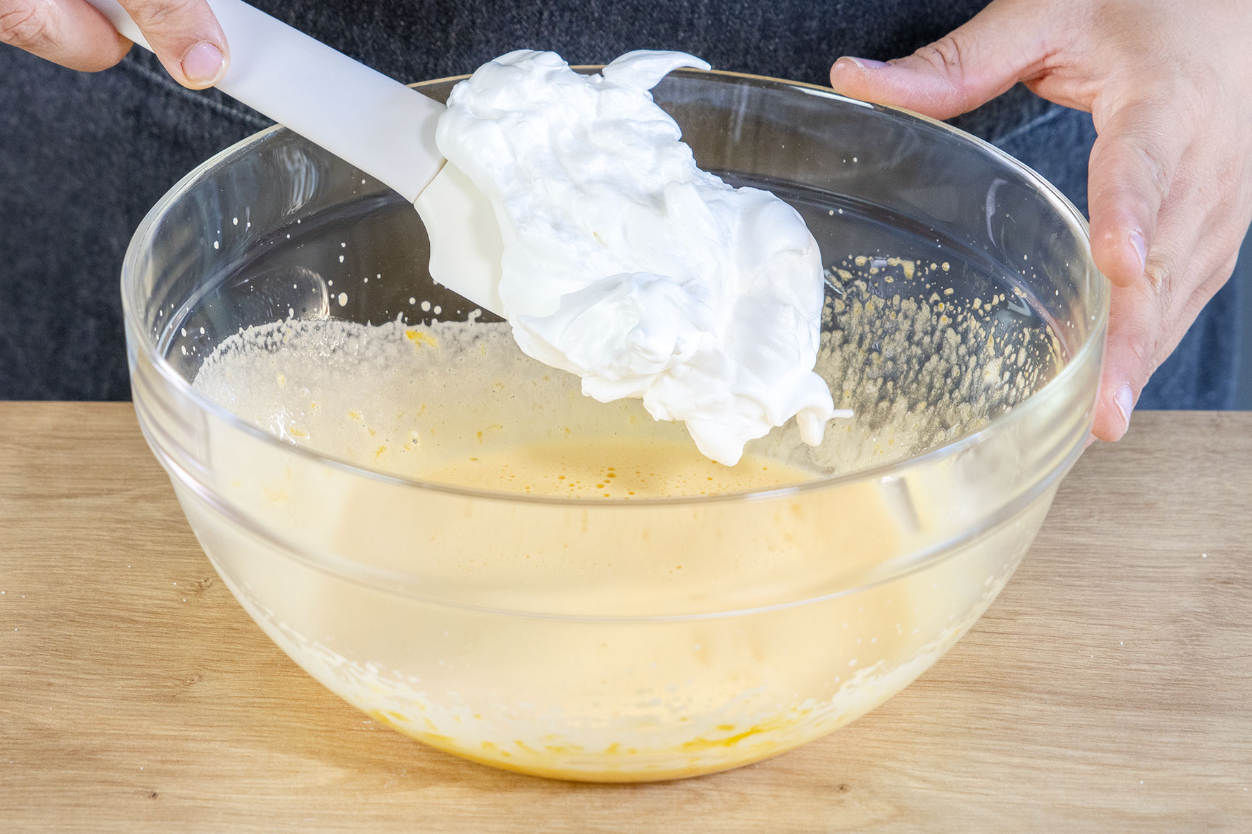 Eischnee unter Eigelbmasse heben