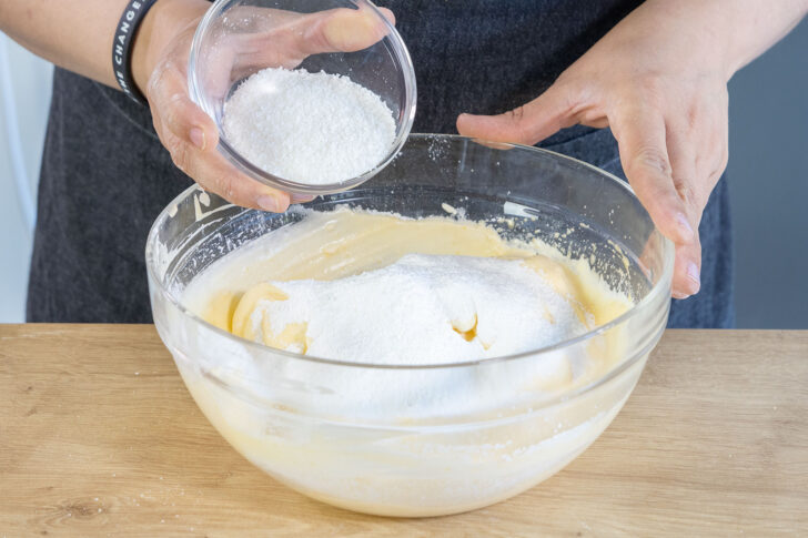 Kokosflocken zum Teig geben
