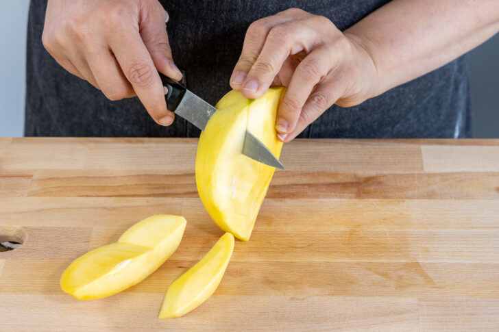 Mango schälen und klein schneiden