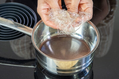 Gelatine in einem Zopf erwärmen