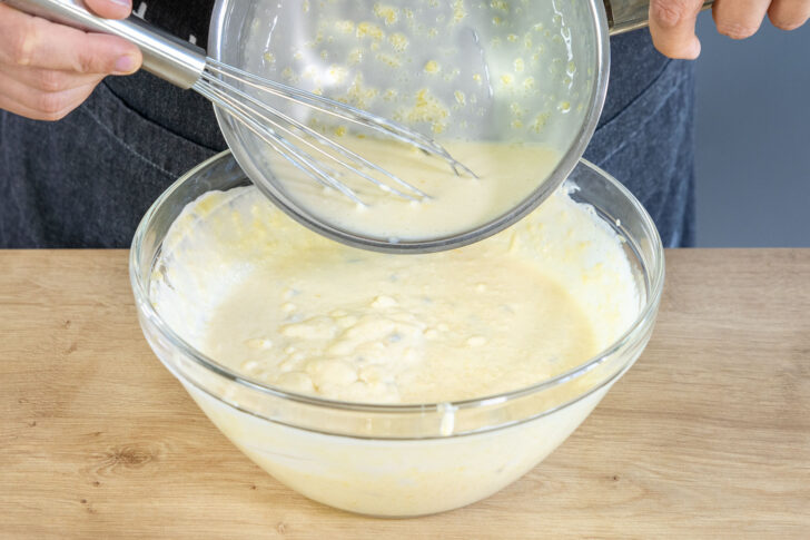 Gelatinemischung zur Creme geben