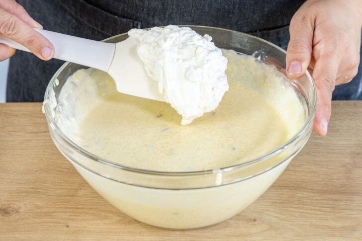 Eischnee unter Creme heben