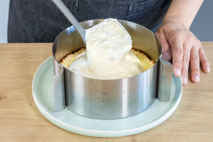 Mango-Maracuja-Creme auf dem Boden verteilen