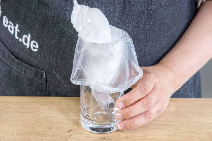 Baisermasse in einen Spritzbeutel füllen