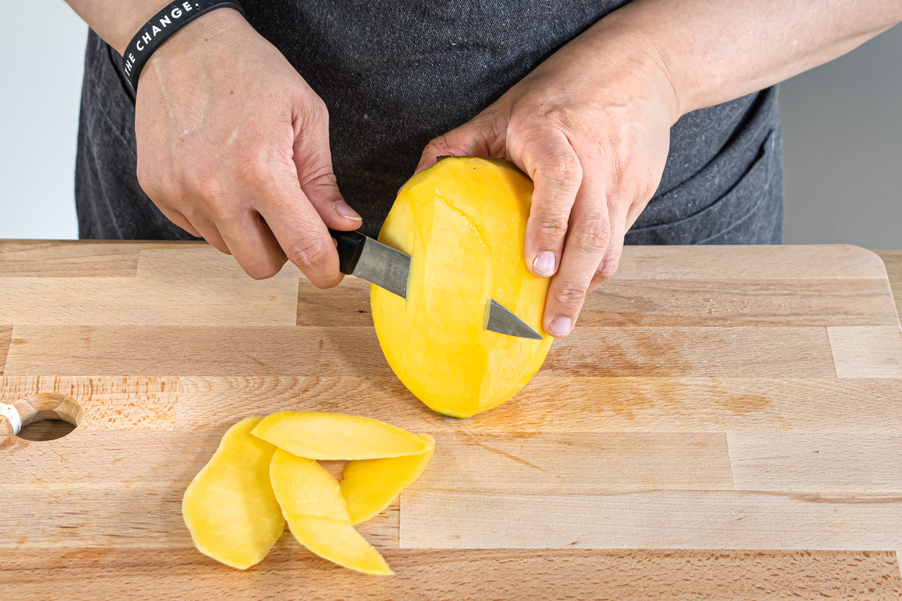 Mangos schälen und in Streifen schneiden