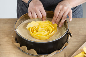 Mangostreifen auf dem Teig verteilen