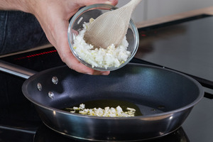 Knoblauch und Zwiebel anschwitzen