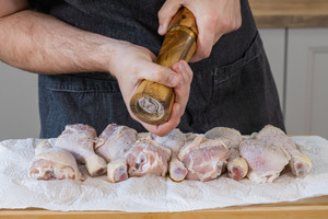 Hähnchenkeulen salzen und pfeffern