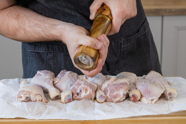 Hähnchenkeulen salzen und pfeffern