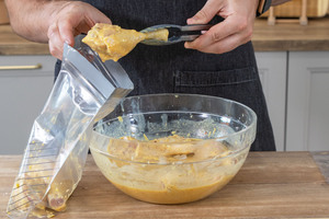 Hähnchenkeulen in Marinade legen