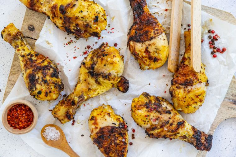 Marinade für Hähnchenkeulen zum Grillen | Rezept - eat.de