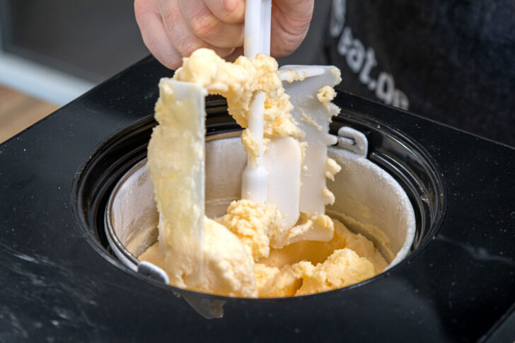 Melonensorbet in der Eismaschine