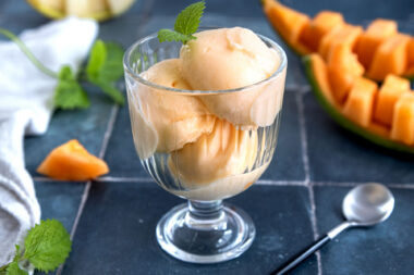 Melonensorbet aus der Eismaschine
