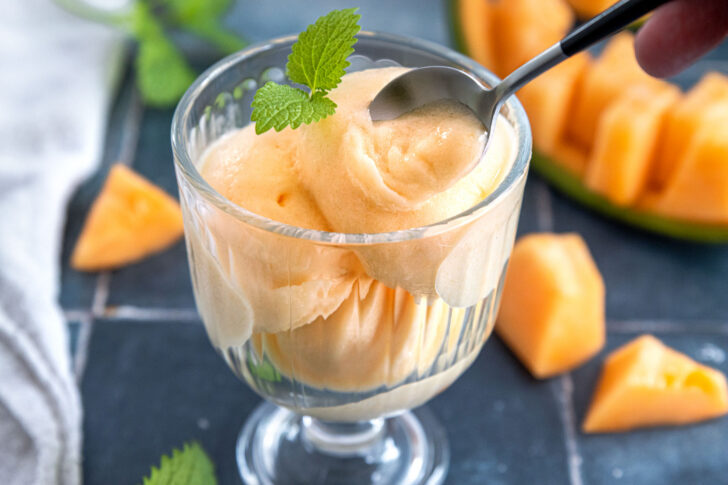 Melonensorbet aus der Eismaschine