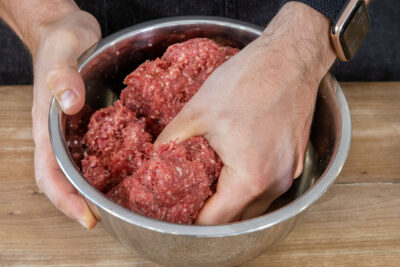 Hackfleisch kneten