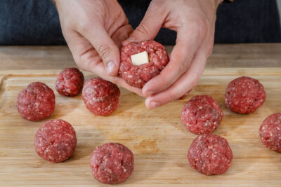 Käsewürfel in das Hackfleisch drücken