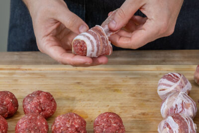 Moink Balls mit Bacon einwickeln