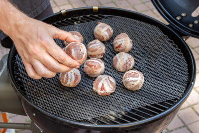Moink Balls auf den Grill legen