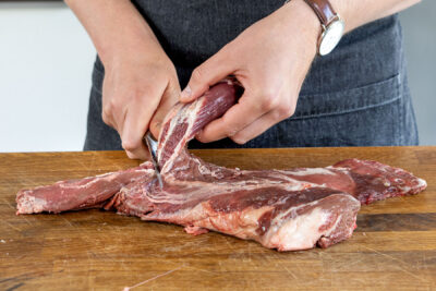 Fleisch von Sehnen und Fett befreien