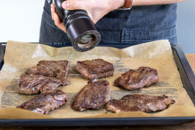 Onglet mit Pfeffer würzen