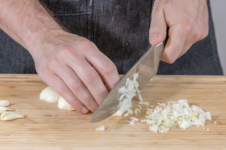Zwiebel würfeln
