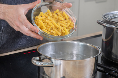 Nudeln für Nudelauflauf mit Hackfleisch kochen