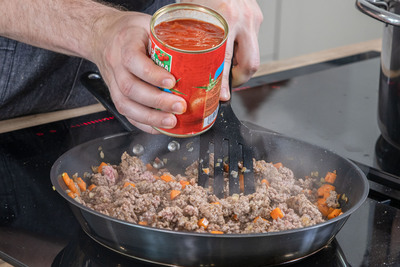 Gehackte Tomaten hinzugeben