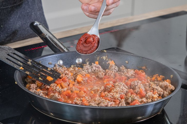 Tomatenmark dazugeben