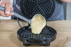 Teig in das Waffeleisen geben