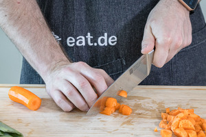 Karotte würfeln