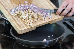 Zwiebel und Speck in die Pfanne geben