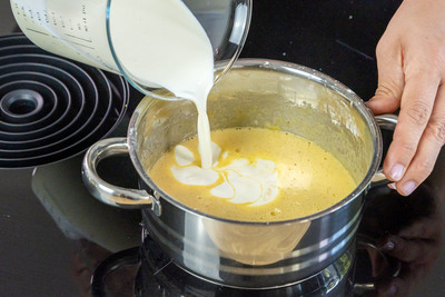 Milch und Sahne dazugießen