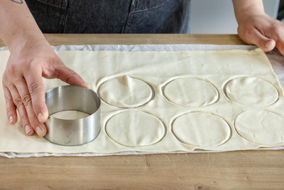 Kreise aus dem Blätterteig stechen