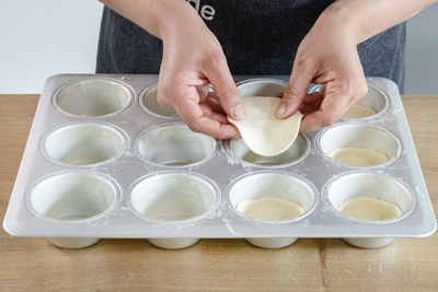 Blätterteigkreise in die Mulden es Muffinblechs legen