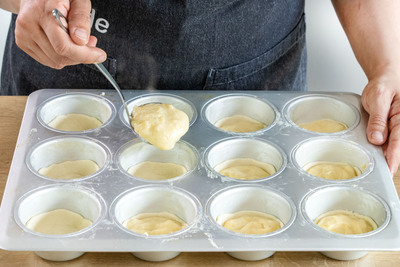 Vanillecreme in die Blätterteigmulden füllen