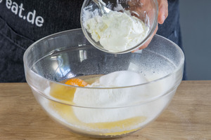 Quark zum Teig geben