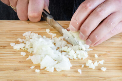 Zwiebel in kleine Würfel schneiden