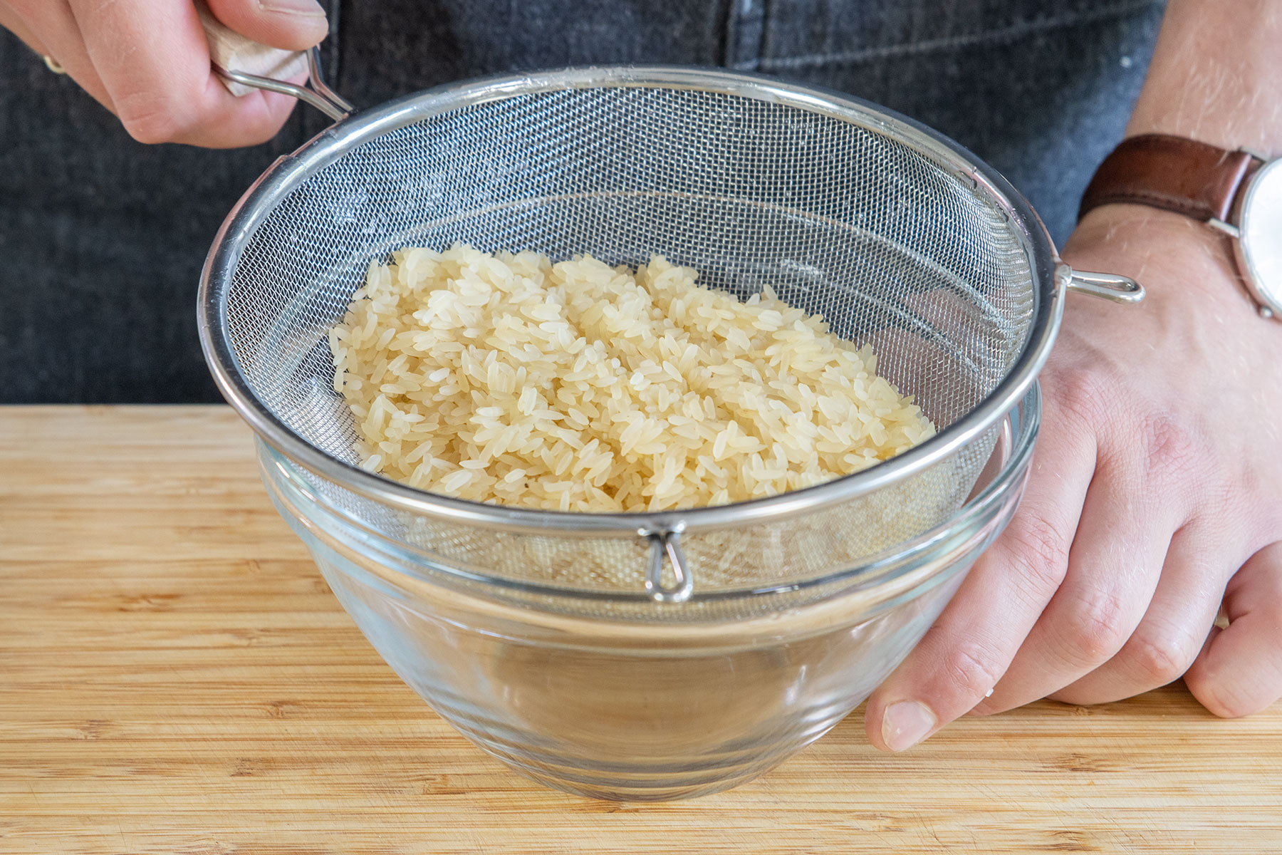 gewaschenen Reis abtropfen lassen